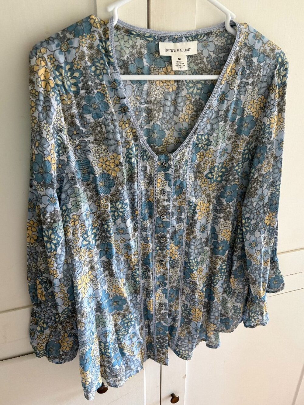 Skye's the Limit floral flowy button down w/cinched sleeves, size M